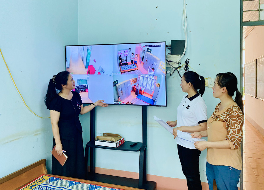 Thời gian lắp đặt thiết bị camera giám sát an ninh tại 41 điểm thi và 9 phòng chấm thi tại Trường THPT chuyên Hùng Vương từ ngày 12 đến 20-6. Ảnh: Mộc Trà Thời gian lắp đặt thiết bị camera giám sát an ninh tại 41 điểm thi và 9 phòng chấm thi tại Trường THPT chuyên Hùng Vương từ ngày 12 đến 20-6. Ảnh: Mộc Trà