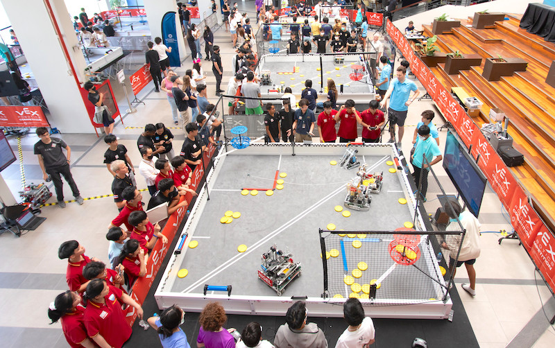 Các thành viên trong CLB STEM-Robotics của Trường THPT Chi Lăng (áo đỏ) tham gia tranh tài tại giải đấu Vex Senior Robotics Competition 2023 ở Thái Lan. Ảnh: ĐVCC