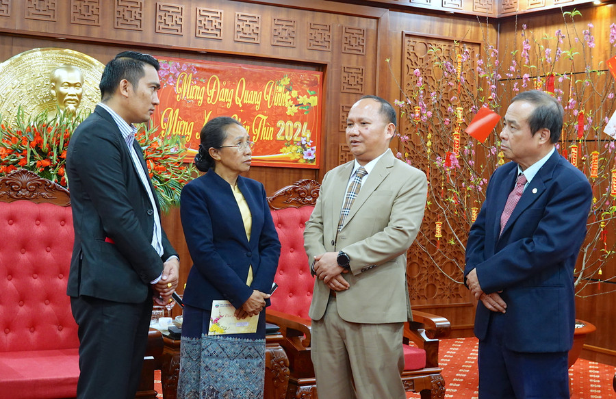 Lãnh đạo 2 tỉnh đều mong muốn mối quan hệ hữu nghị, đoàn kết đặc biệt giữa 2 Đảng, 2 Nhà nước nói chung và Gia Lai-Attapeu nói riêng sẽ "mãi mãi xanh tươi, đời đời bền vững". Ảnh: Mộc Trà Lãnh đạo 2 tỉnh đều mong muốn mối quan hệ hữu nghị, đoàn kết đặc biệt giữa 2 Đảng, 2 Nhà nước nói chung và Gia Lai-Attapeu nói riêng sẽ "mãi mãi xanh tươi, đời đời bền vững". Ảnh: Mộc Trà