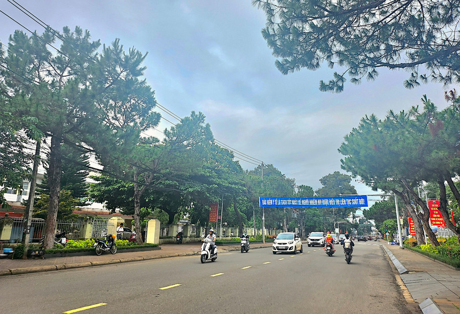 Tiết trời Pleiku sáng nay khá mát mẻ sau cơn mưa nặng hạt vào đêm qua. Ảnh: Mộc Trà Tiết trời Pleiku sáng nay khá mát mẻ sau cơn mưa nặng hạt vào đêm qua. Ảnh: Mộc Trà