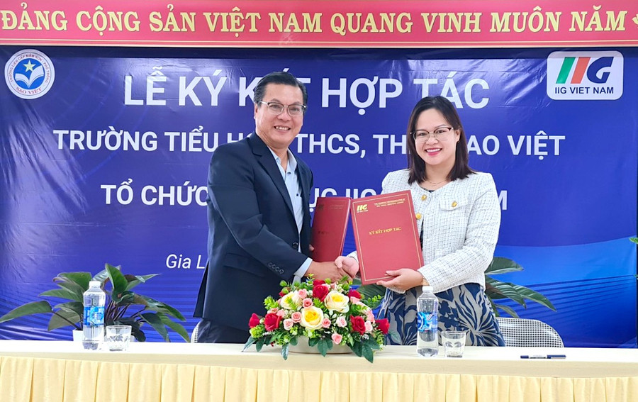 Ông Đỗ Bách Khoa-Giám đốc Công ty TNHH Sao Việt Gia Lai và bà Phạm Thị Khánh Phượng-Giám đốc điều hành Tổ chức Giáo dục IIG Việt Nam chi nhánh Đà Nẵng đại diện 2 đơn vị ký kết hợp tác. Ảnh: M.T Ông Đỗ Bách Khoa-Giám đốc Công ty TNHH Sao Việt Gia Lai và bà Phạm Thị Khánh Phượng-Giám đốc điều hành Tổ chức Giáo dục IIG Việt Nam chi nhánh Đà Nẵng đại diện 2 đơn vị ký kết hợp tác. Ảnh: M.T