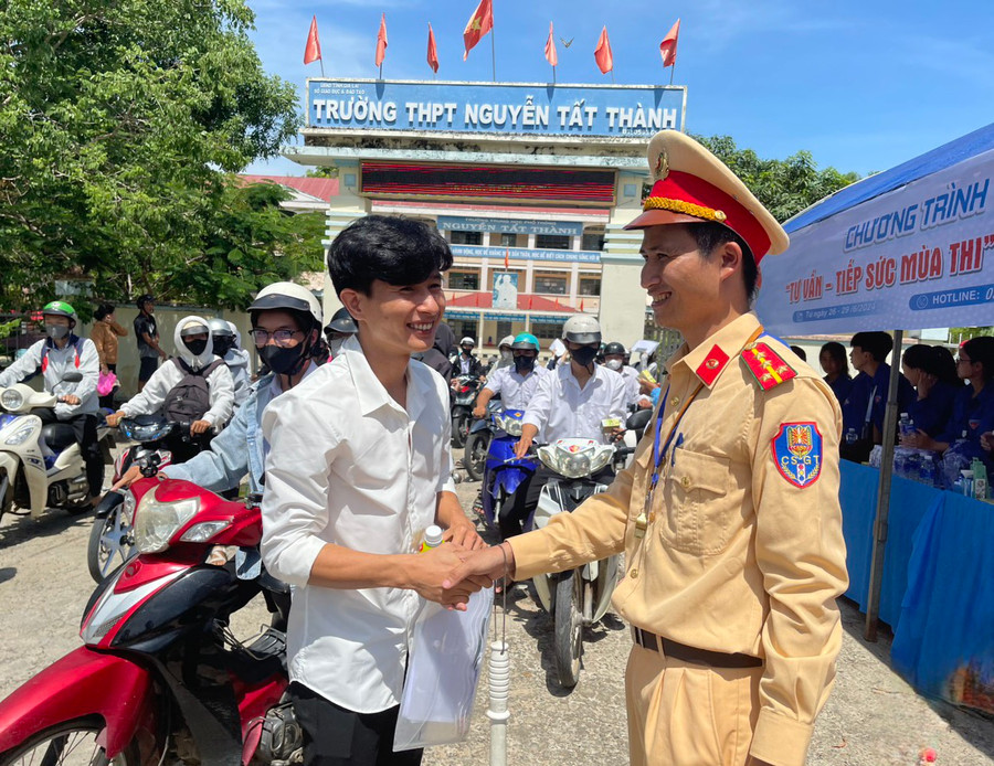 Chiến sĩ Cảnh sát Giao thông huyện Ia Pa chúc mừng các sĩ tử đã hoàn thành môn thi đầu tiên. Ảnh: Vũ Chi Chiến sĩ Cảnh sát Giao thông huyện Ia Pa chúc mừng các sĩ tử đã hoàn thành môn thi đầu tiên. Ảnh: Vũ Chi