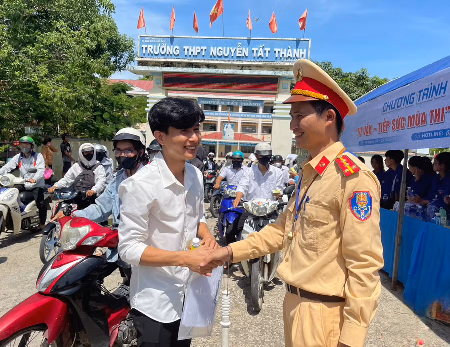 Chiến sĩ Cảnh sát Giao thông huyện Ia Pa chúc mừng các sĩ tử đã hoàn thành môn thi đầu tiên. Ảnh: Vũ Chi