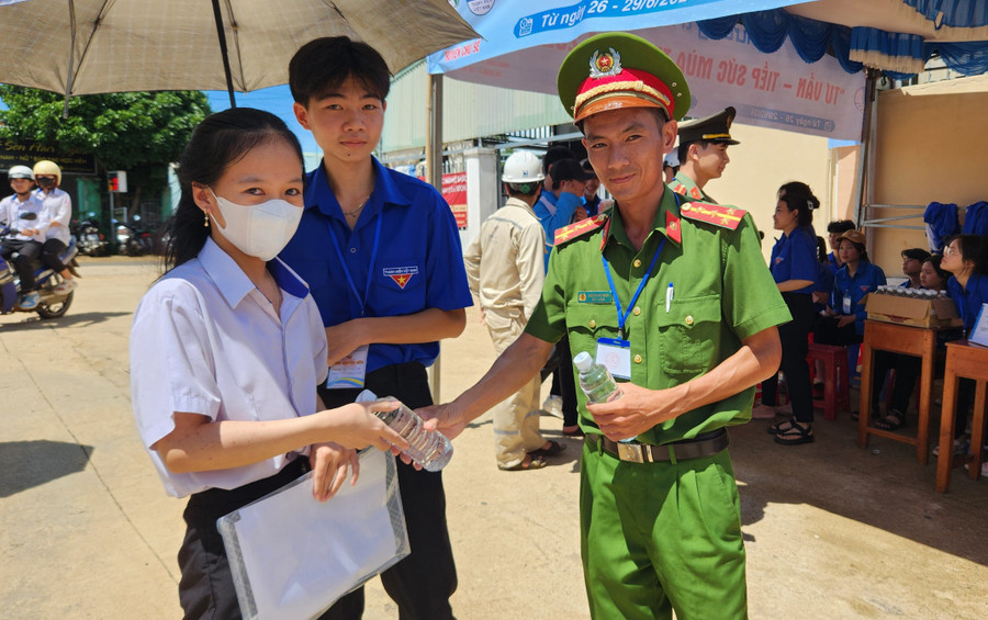 Lực lượng tình nguyện viên tại điểm thi Trường THPT Nguyễn Bỉnh Khiêm (huyện Chư Sê) hỗ trợ nước uống cho các thí sinh. Ảnh: Ngọc Sang Lực lượng tình nguyện viên tại điểm thi Trường THPT Nguyễn Bỉnh Khiêm (huyện Chư Sê) hỗ trợ nước uống cho các thí sinh. Ảnh: Ngọc Sang