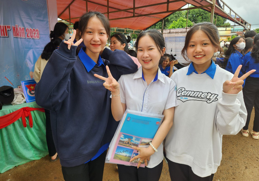 Em Võ Thị Ly Ly (giữa; điểm thi Trường THPT Trần Phú, huyện Chư Prông) kết thúc bài thi Tổ hợp Khoa học Xã hội với kết quả khả quan. Ảnh: Ngọc Sang