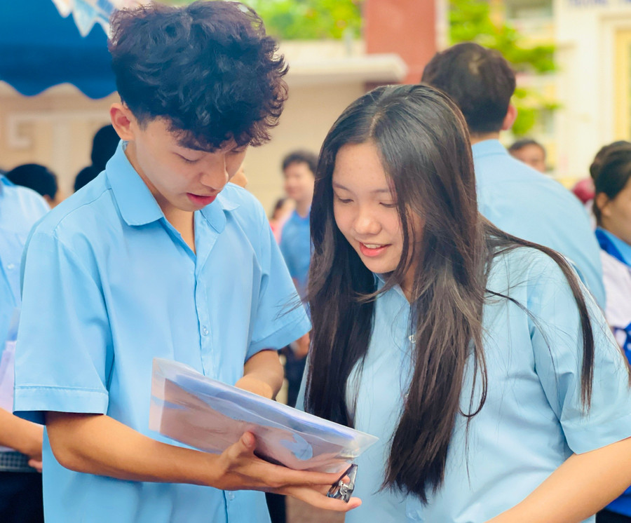 Học sinh Trường THPT chuyên Hùng Vương tự tin làm tốt bài thi môn Toán. Ảnh: Trần Dung Học sinh Trường THPT chuyên Hùng Vương tự tin làm tốt bài thi môn Toán. Ảnh: Trần Dung