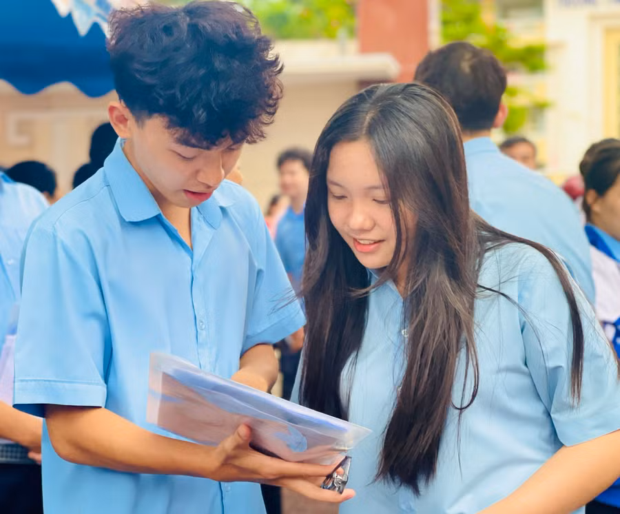 Học sinh Trường THPT chuyên Hùng Vương tự tin làm tốt bài thi môn Toán. Ảnh: Trần Dung