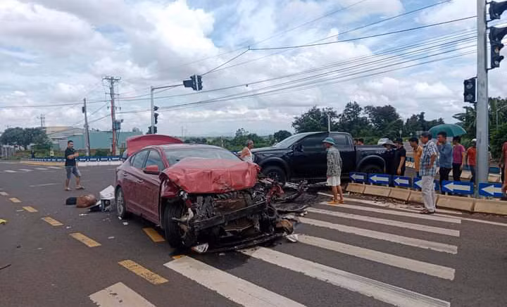 Vụ tai nạn khiến 2 xe ô tô bị hư hỏng nặng. Ảnh: K.P