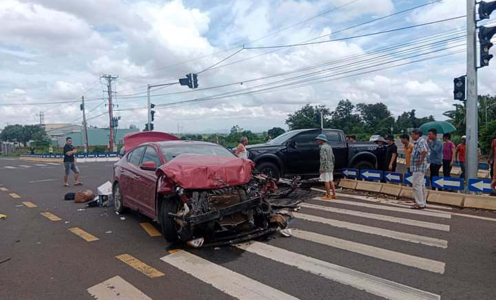 Vụ tai nạn khiến 2 xe ô tô bị hư hỏng nặng. Ảnh: K.P Vụ tai nạn khiến 2 xe ô tô bị hư hỏng nặng. Ảnh: K.P