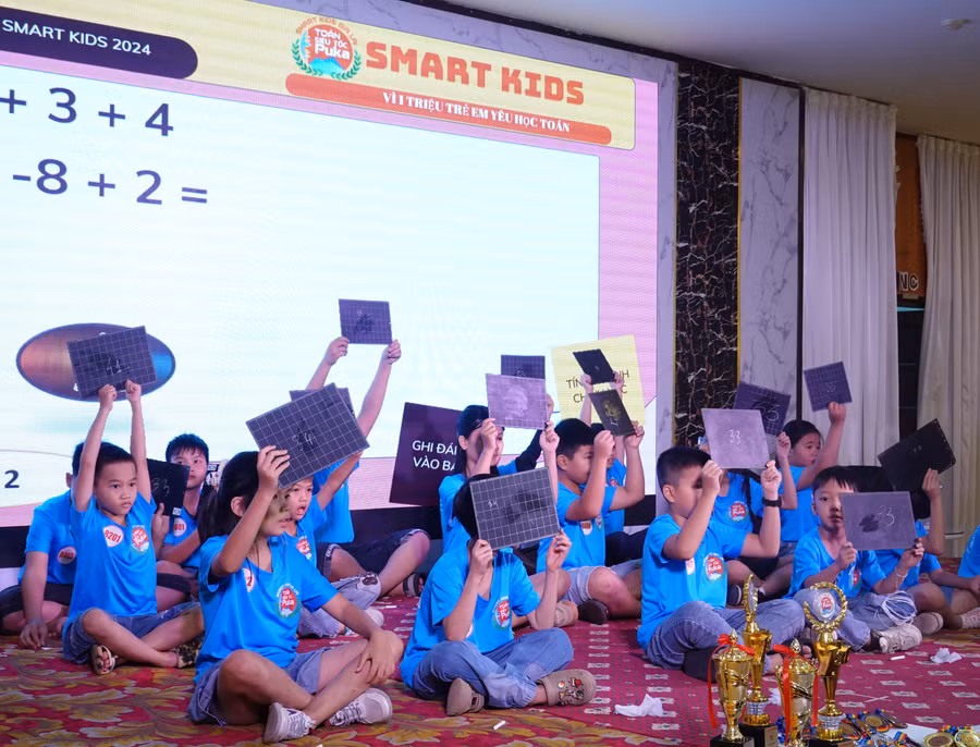 Thí sinh hào hứng tham gia phần thi Tranh tài nghe tính. Ảnh: Mộc Trà