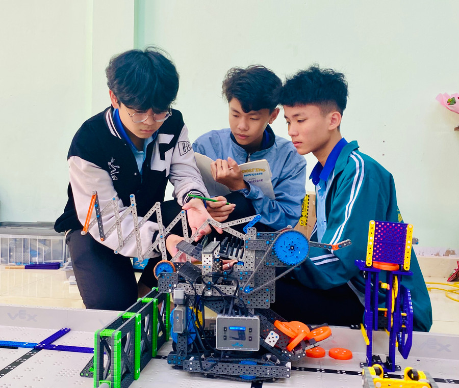 Đến với CLB STEM-Robotics, nhiều học sinh đã phát huy được tư duy sáng tạo, tích lũy được nhiều kiến thức liên môn bổ ích. Ảnh: Mộc Trà