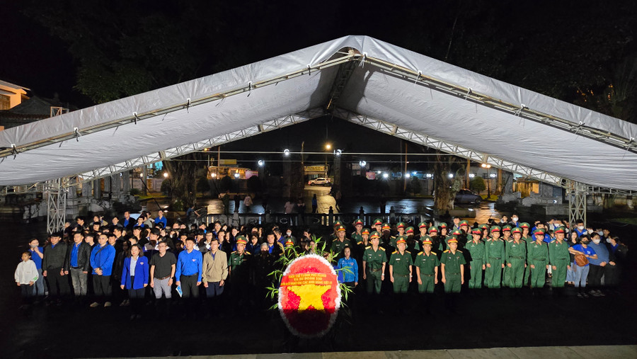 Các đại biểu dự lễ thắp nến tri ân các Anh hùng liệt sĩ tại Đền tưởng niệm Liệt sĩ Hội Phú (TP. Pleiku). Ảnh: B.B Các đại biểu dự lễ thắp nến tri ân các Anh hùng liệt sĩ tại Đền tưởng niệm Liệt sĩ Hội Phú (TP. Pleiku). Ảnh: B.B