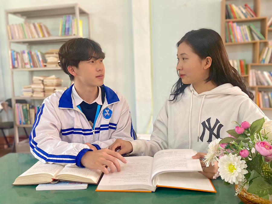 Với ước mơ trở thành một ca sĩ chuyên nghiệp, Nguyễn Quốc Thắng đang nỗ lực học tập từng ngày để đạt thành tích cao trong kỳ thi tốt nghiệp THPT sắp tới. Ảnh: Mộc Trà Với ước mơ trở thành một ca sĩ chuyên nghiệp, Nguyễn Quốc Thắng đang nỗ lực học tập từng ngày để đạt thành tích cao trong kỳ thi tốt nghiệp THPT sắp tới. Ảnh: Mộc Trà