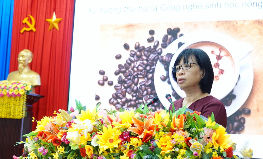 Tỉnh ủy viên, Phó Chủ tịch UBND tỉnh Nguyễn Thị Thanh Lịch quán triệt Nghị quyết số 36-NQ/TW ngày 30-1-2023 của Bộ Chính trị về phát triển và ứng dụng công nghệ sinh học phục vụ phát triển bền vững đất nước trong tình hình mới. Ảnh: Mộc Trà Tỉnh ủy viên, Phó Chủ tịch UBND tỉnh Nguyễn Thị Thanh Lịch quán triệt Nghị quyết số 36-NQ/TW ngày 30-1-2023 của Bộ Chính trị về phát triển và ứng dụng công nghệ sinh học phục vụ phát triển bền vững đất nước trong tình hình mới. Ảnh: Mộc Trà