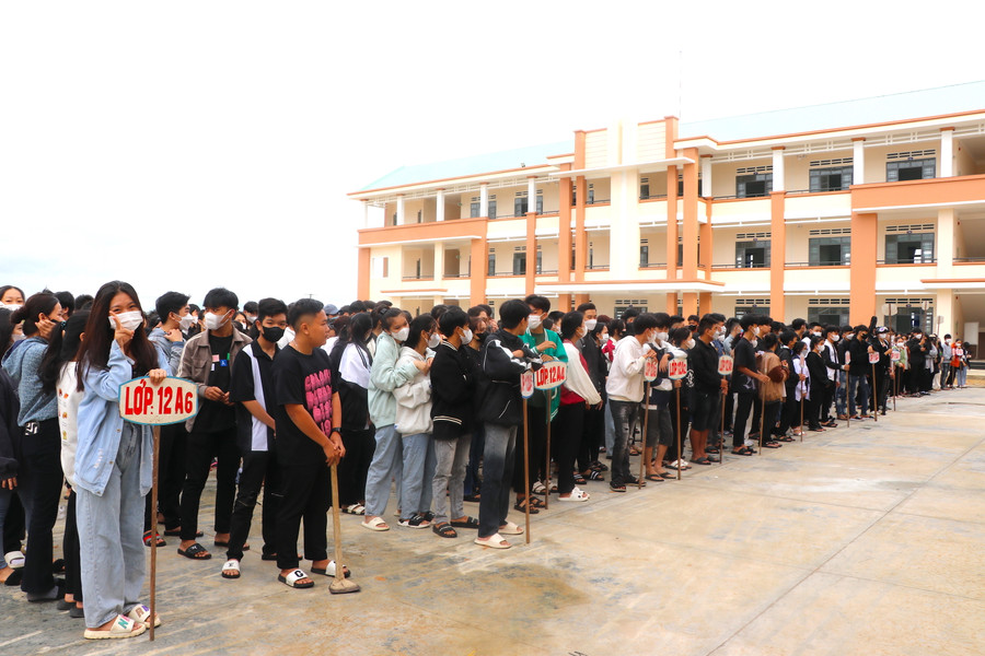 Hơn 770 học sinh Trường THPT Nguyễn Khuyến (thị xã An Khê) hân hoan tựu trường ở cơ sở mới tại tổ 3, phường An Phước. Ảnh: Ngọc Minh Hơn 770 học sinh Trường THPT Nguyễn Khuyến (thị xã An Khê) hân hoan tựu trường ở cơ sở mới tại tổ 3, phường An Phước. Ảnh: Ngọc Minh