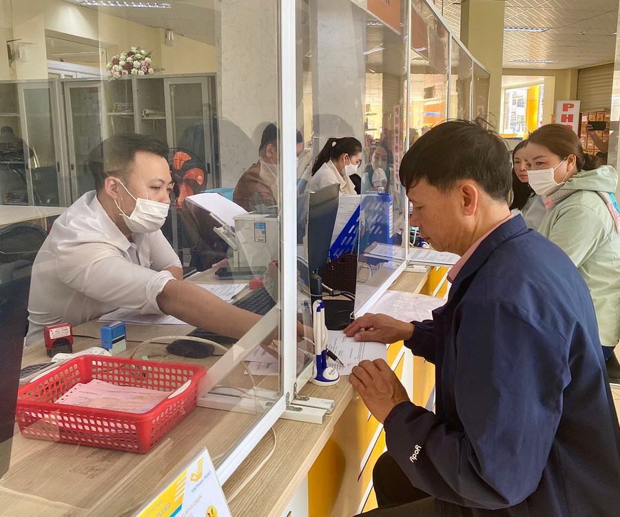 Người dân đến giải quyết thủ tục hành chính tại Bộ phận tiếp nhận và trả kết quả thủ tục hành chính của UBND TP. Pleiku trong sáng 27-1. Ảnh: Mộc Trà
