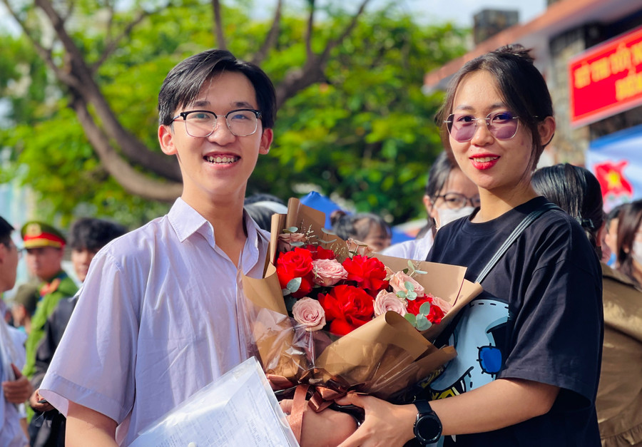 Thí sinh Trần Tiến Phát-điểm thi Trường THPT Lê Lợi (TP. Pleiku) vui mừng nhận bó hoa chúc mừng từ người thân vì đã hoàn thành tốt kỳ thi. Ảnh: Trần Dung Thí sinh Trần Tiến Phát-điểm thi Trường THPT Lê Lợi (TP. Pleiku) vui mừng nhận bó hoa chúc mừng từ người thân vì đã hoàn thành tốt kỳ thi. Ảnh: Trần Dung