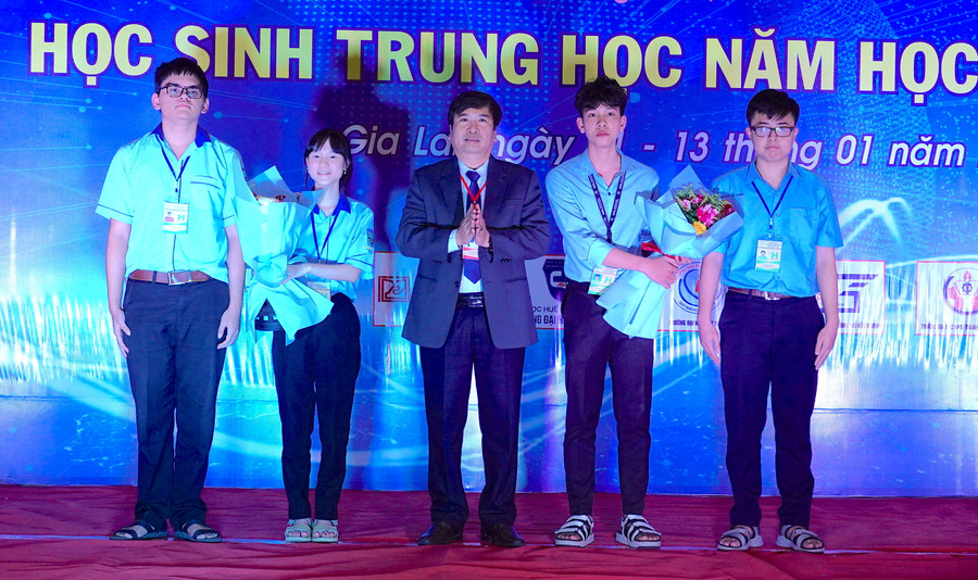 Phó Giám đốc Sở GD-ĐT Trần Bá Công tặng hoa chúc mừng 2 dự án xuất sắc đại diện cho tỉnh Gia Lai tham gia cuộc thi cấp quốc gia. Ảnh: Mộc Trà