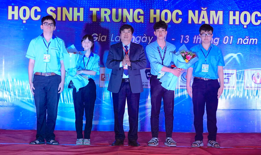 Phó Giám đốc Sở GD-ĐT Trần Bá Công tặng hoa chúc mừng 2 dự án xuất sắc đại diện cho tỉnh Gia Lai tham gia cuộc thi cấp quốc gia. Ảnh: Mộc Trà