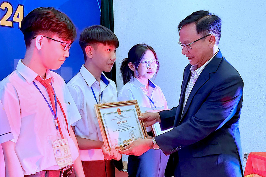 Phó Giám đốc Sở GD-ĐT Nguyễn Văn Long trao thưởng cho các dự án đạt giải nhì. Ảnh: Mộc Trà Phó Giám đốc Sở GD-ĐT Nguyễn Văn Long trao thưởng cho các dự án đạt giải nhì. Ảnh: Mộc Trà
