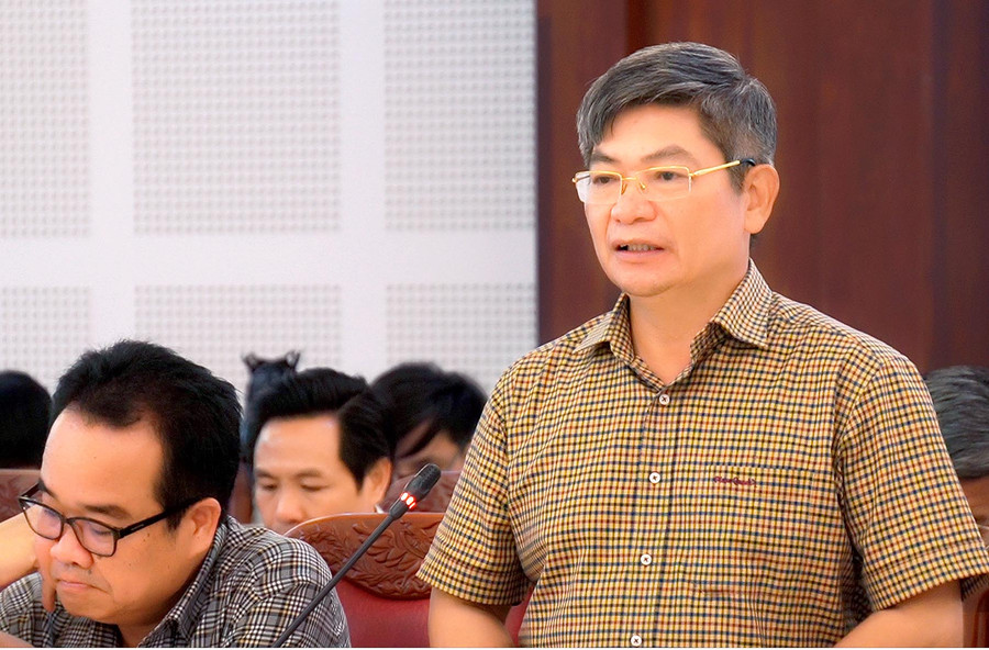 Giám đốc Sở Tài chính Nguyễn Anh Dũng đề xuất giải pháp về thu ngân sách nhà nước trên địa bàn tỉnh. Ảnh: Đức Thụy