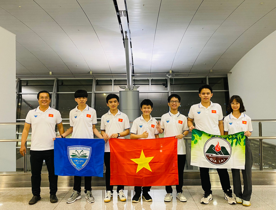 Đoàn học sinh của Trường THPT Chi Lăng tham gia Cuộc thi lập trình Drone quốc tế FAI 2023. Ảnh: ĐVCC