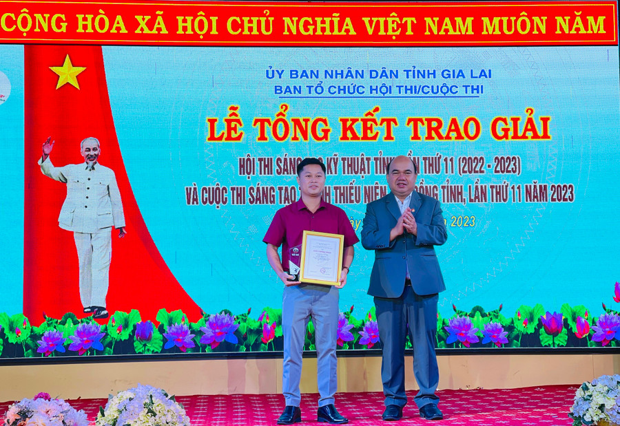 Ban Tổ chức Hội thi Sáng tạo kỹ thuật tỉnh Gia Lai lần thứ 11 trao giải nhì cho thầy Hoàng Việt Trung-giáo viên Trường THPT Pleime (huyện Chư Prông). Ảnh: Mộc Trà