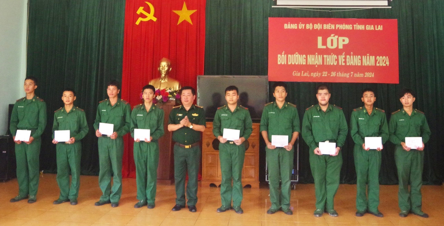 Đại tá Hoàng Xuân Hải-Chủ nhiệm Chính trị BĐBP tỉnh Gia Lai trao giấy chứng nhận cho các đồng chí học viên. Ảnh: K.Q Đại tá Hoàng Xuân Hải-Chủ nhiệm Chính trị BĐBP tỉnh Gia Lai trao giấy chứng nhận cho các đồng chí học viên. Ảnh: K.Q