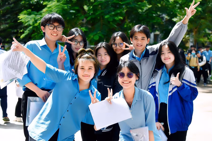 Các sĩ tử phấn khởi sau khi kết thúc môn Ngữ văn vào sáng 28-6. Ảnh: Đức Thụy