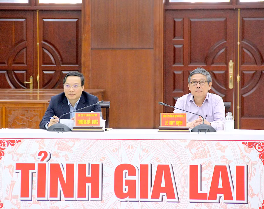 Chủ tịch UBND tỉnh Trương Hải Long (bìa trái) và Giám đốc Sở GD-ĐT Lê Duy Định chủ trì hội nghị tại điểm cầu tỉnh Gia Lai. Ảnh: Mộc Trà