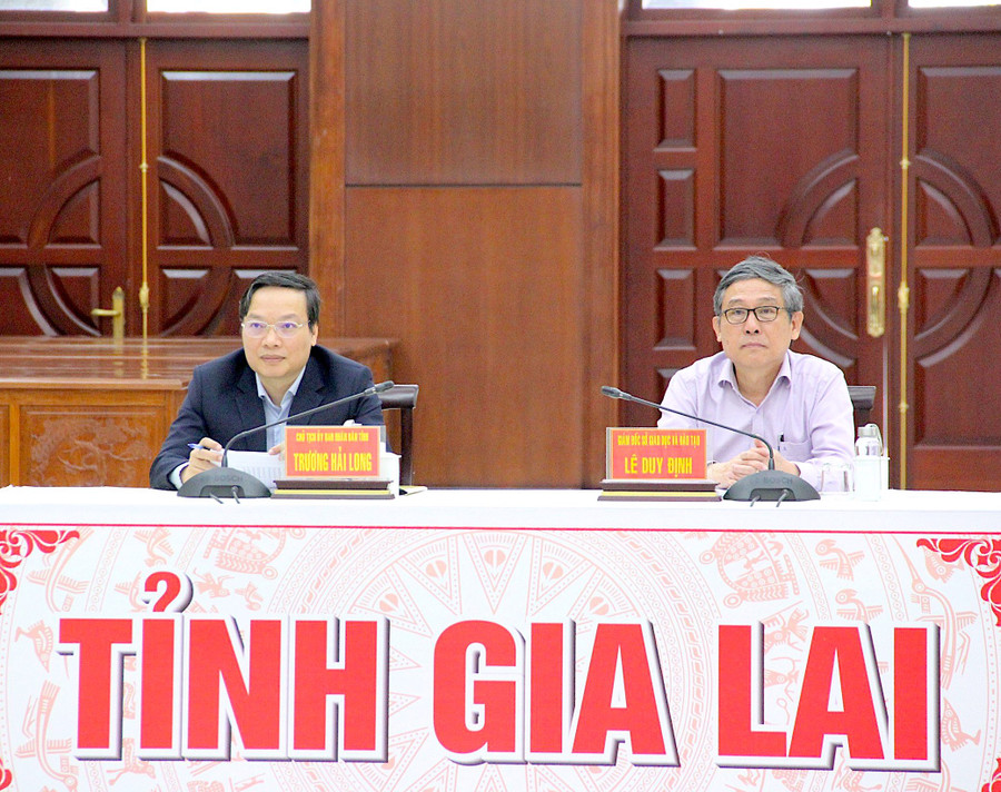 Chủ tịch UBND tỉnh Trương Hải Long (bìa trái) và Giám đốc Sở GD-ĐT Lê Duy Định chủ trì hội nghị tại điểm cầu tỉnh Gia Lai. Ảnh: Mộc Trà Chủ tịch UBND tỉnh Trương Hải Long (bìa trái) và Giám đốc Sở GD-ĐT Lê Duy Định chủ trì hội nghị tại điểm cầu tỉnh Gia Lai. Ảnh: Mộc Trà