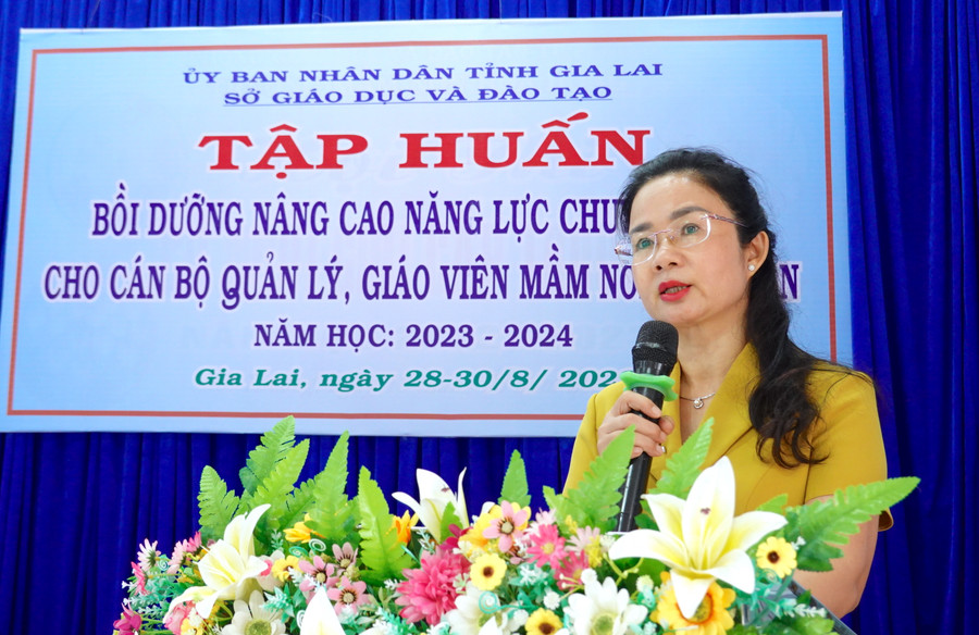 Phó Giám đốc Sở GD-ĐT Bùi Khoa Nghi phát biểu tại buổi khai mạc lớp tập huấn. Ảnh: Mộc Trà Phó Giám đốc Sở GD-ĐT Bùi Khoa Nghi phát biểu tại buổi khai mạc lớp tập huấn. Ảnh: Mộc Trà