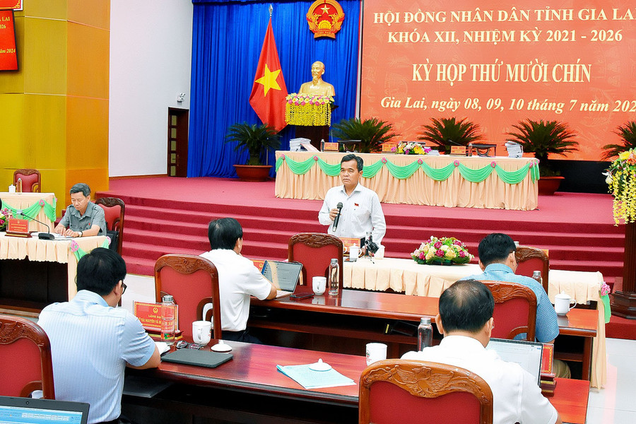 Ủy viên Ban Chấp hành Trung ương Đảng, Bí thư Tỉnh ủy, Chủ tịch HĐND tỉnh Gia Lai Hồ Văn Niên tham gia ý kiến tại phiên thảo luận tổ. Ảnh: Đ.T