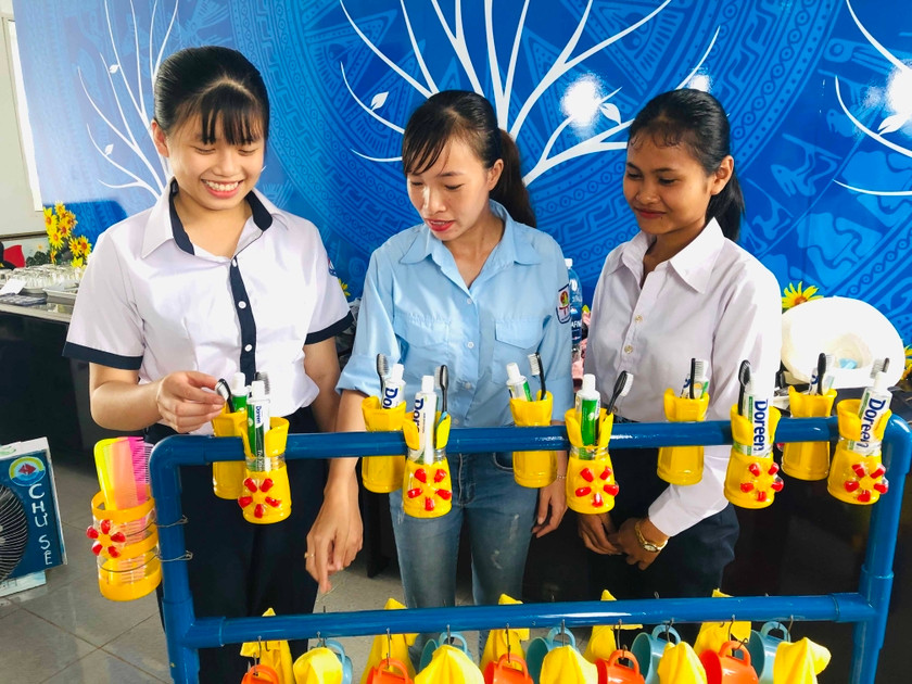 Học sinh Trường THCS Dân tộc Nội trú huyện Đak Đoa sáng tạo “Giá để vật dụng cá nhân cho học sinh nội trú” từ rác thải nhựa. Ảnh: Thủy Bình Học sinh Trường THCS Dân tộc Nội trú huyện Đak Đoa sáng tạo “Giá để vật dụng cá nhân cho học sinh nội trú” từ rác thải nhựa. Ảnh: Thủy Bình