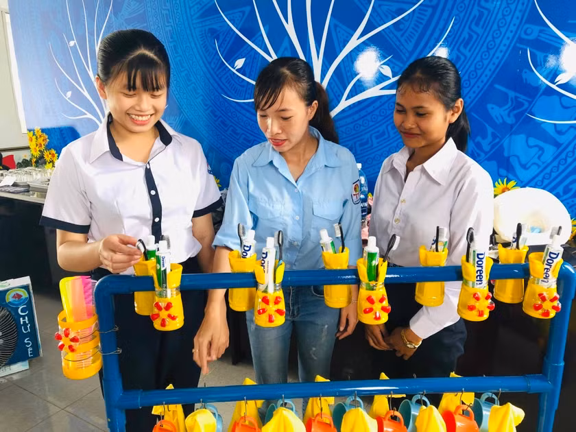 Học sinh Trường THCS Dân tộc Nội trú huyện Đak Đoa sáng tạo “Giá để vật dụng cá nhân cho học sinh nội trú” từ rác thải nhựa. Ảnh: Thủy Bình