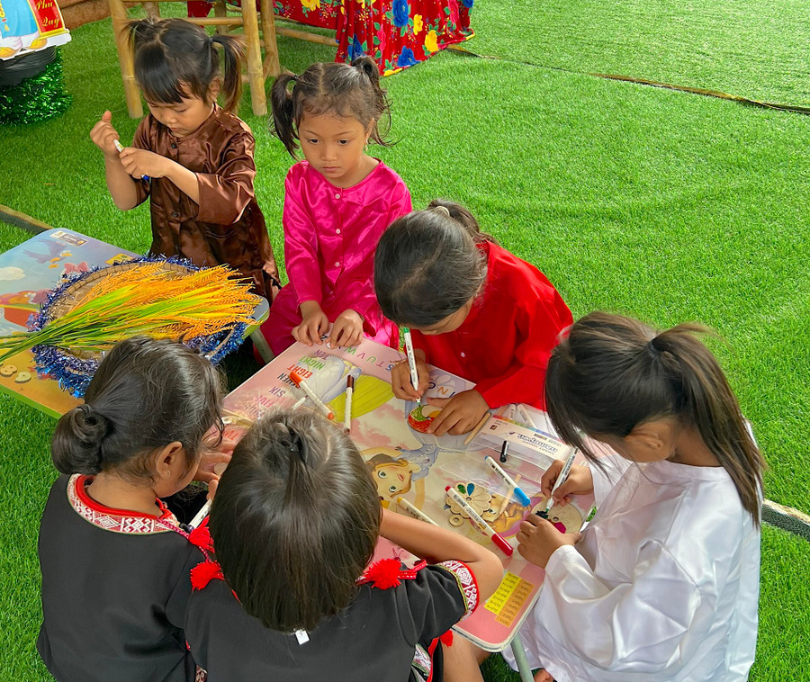 Việc cho trẻ được trải nghiệm một không gian Tết cổ truyền ngay tại trường học là hoạt động thiết thực, giúp trẻ mầm non, nhất là trẻ dân tộc thiểu số hiểu hơn về các phong tục, tập quán, lễ hội truyền thống của người Việt Nam. Việc cho trẻ được trải nghiệm một không gian Tết cổ truyền ngay tại trường học là hoạt động thiết thực, giúp trẻ mầm non, nhất là trẻ dân tộc thiểu số hiểu hơn về các phong tục, tập quán, lễ hội truyền thống của người Việt Nam.