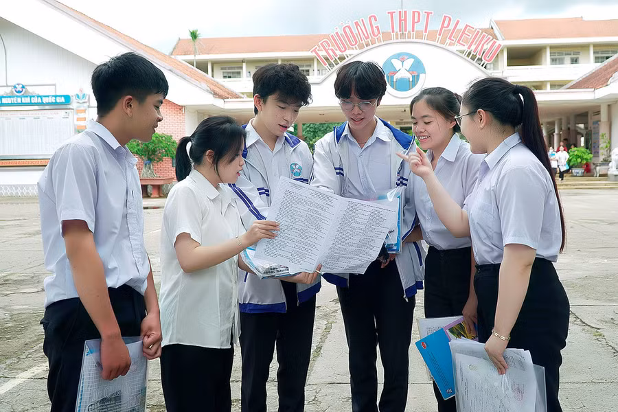 Nhiều thí sinh tại điểm thi Trường THPT Pleiku hoàn thành bài thi tổ hợp với tâm trạng phấn khởi. Ảnh: Đ.T