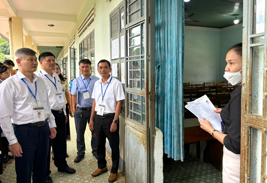 Đoàn kiểm tra của Bộ GD-ĐT kiểm tra công tác coi thi kỳ thi tại điểm thi Trường THPT Trần Hưng Đạo (huyện Mang Yang) vào chiều 26-6. Ảnh: Thi Giang Đoàn kiểm tra của Bộ GD-ĐT kiểm tra công tác coi thi kỳ thi tại điểm thi Trường THPT Trần Hưng Đạo (huyện Mang Yang) vào chiều 26-6. Ảnh: Thi Giang