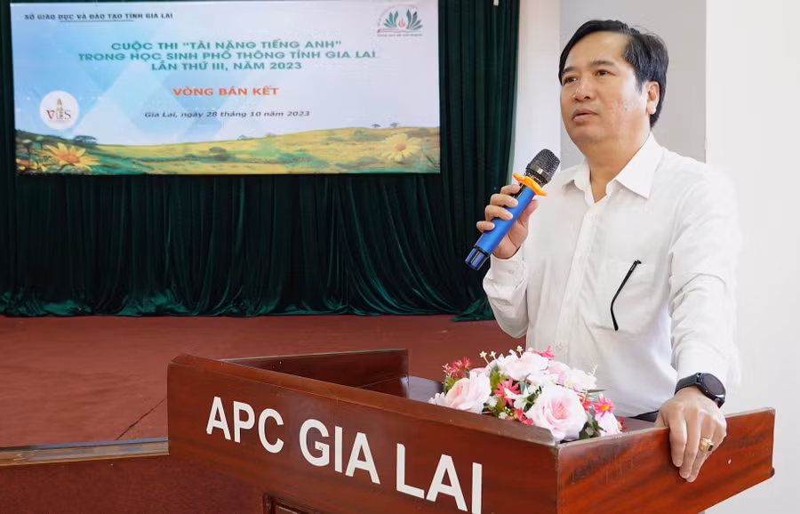 Ông Trần Bá Công-Phó Giám đốc Sở GD-ĐT, Trưởng Ban tổ chức cuộc thi-phát biểu khai mạc. Ảnh: Mộc Trà