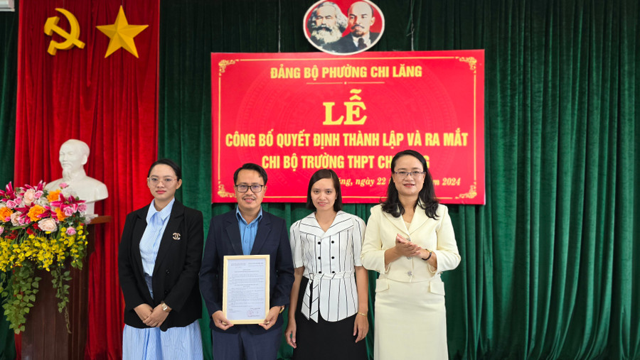 Đồng chí Hồ Thị Ngọc Huyền (bìa phải)-Bí thư Đảng ủy phường Chi Lăng (TP. Pleiku) trao quyết định thành lập Chi bộ Trường THPT Chi Lăng. Ảnh: B.B Đồng chí Hồ Thị Ngọc Huyền (bìa phải)-Bí thư Đảng ủy phường Chi Lăng (TP. Pleiku) trao quyết định thành lập Chi bộ Trường THPT Chi Lăng. Ảnh: B.B