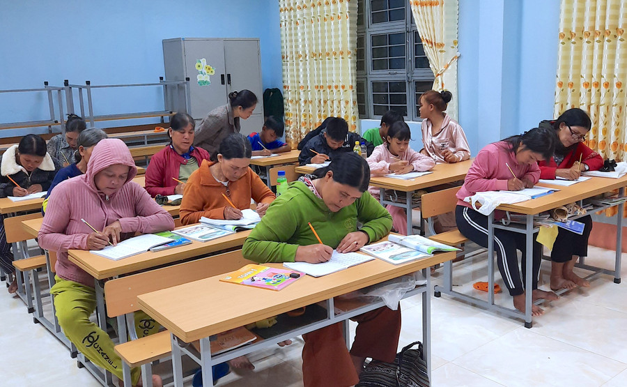 Một lớp học xóa mù chữ vào ban đêm ở TP. Pleiku. Ảnh: Mộc Trà