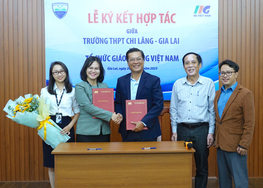 Thầy Đỗ Bách Khoa-Hiệu trưởng Trường THPT Chi Lăng (thứ 3 từ phải sang) và bà Phạm Thị Khánh Phượng-Giám đốc điều hành Tổ chức Giáo dục IIG Việt Nam chi nhánh Đà Nẵng (thứ 2 từ trái sang) đại diện 2 đơn vị ký kết hợp tác. Ảnh: Mộc Trà Thầy Đỗ Bách Khoa-Hiệu trưởng Trường THPT Chi Lăng (thứ 3 từ phải sang) và bà Phạm Thị Khánh Phượng-Giám đốc điều hành Tổ chức Giáo dục IIG Việt Nam chi nhánh Đà Nẵng (thứ 2 từ trái sang) đại diện 2 đơn vị ký kết hợp tác. Ảnh: Mộc Trà