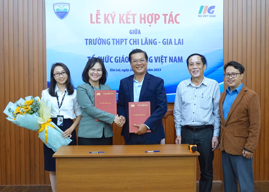 Thầy Đỗ Bách Khoa-Hiệu trưởng Trường THPT Chi Lăng (thứ 3 từ phải sang) và bà Phạm Thị Khánh Phượng-Giám đốc điều hành Tổ chức Giáo dục IIG Việt Nam chi nhánh Đà Nẵng (thứ 2 từ trái sang) đại diện 2 đơn vị ký kết hợp tác. Ảnh: Mộc Trà