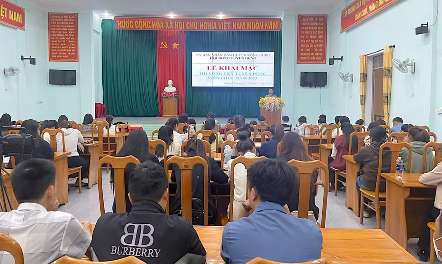 Quang cảnh khai mạc đợt thi vòng 2 kỳ thi tuyển dụng viên chức năm 2023. Ảnh: P.L Quang cảnh khai mạc đợt thi vòng 2 kỳ thi tuyển dụng viên chức năm 2023. Ảnh: P.L