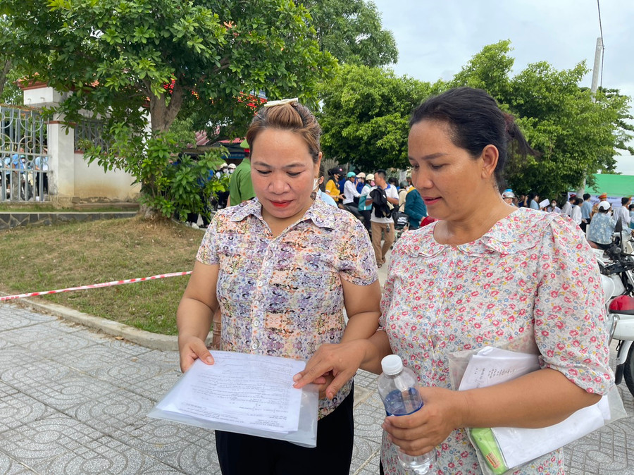 Chị Siu H'Binh (bìa phải) và chị Kpă H'Koă-cùng là giáo viên Trường Mầm non xã Đất Bằng (huyện Krông Pa) phấn khởi sau khi hoàn thành 2 môn thi đầu tiên của kỳ thi tốt nghiệp THPT năm 2024. Ảnh: Vũ Chi