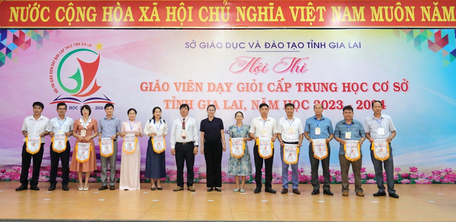 Ban Tổ chức trao cờ lưu niệm cho các đơn vị tham gia hội thi. Ảnh: Mộc Trà Ban Tổ chức trao cờ lưu niệm cho các đơn vị tham gia hội thi. Ảnh: Mộc Trà
