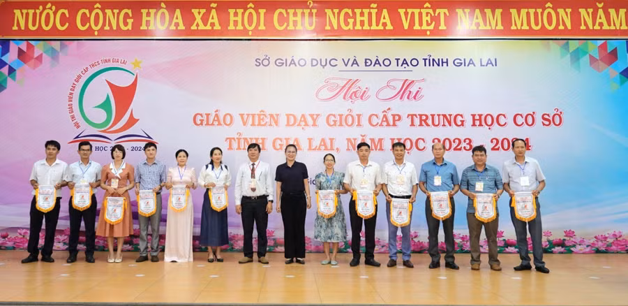 Ban Tổ chức trao cờ lưu niệm cho các đơn vị tham gia hội thi. Ảnh: Mộc Trà