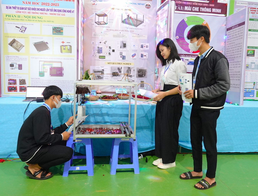 Một dự án của học sinh tham gia dự thi cuộc thi "Khoa học, kỹ thuật cấp tỉnh học sinh trung học" năm học 2022-2023. Ảnh: Mộc Trà