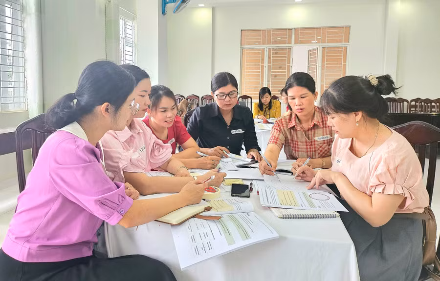 Cán bộ quản lý tham gia thảo luận tại lớp tập huấn kỹ năng lãnh đạo và bồi dưỡng chuyên môn hiệu quả. Ảnh: Mộc Trà