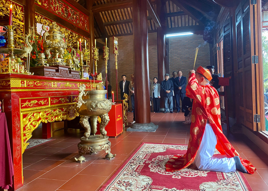 Phụng tế của Ban Nghi lễ đình An Khê thực hiện nghi thức cúng tế truyền thống. Ảnh: Mộc Trà